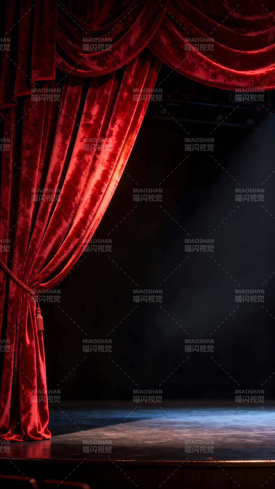 舞台红幕光影交织图片