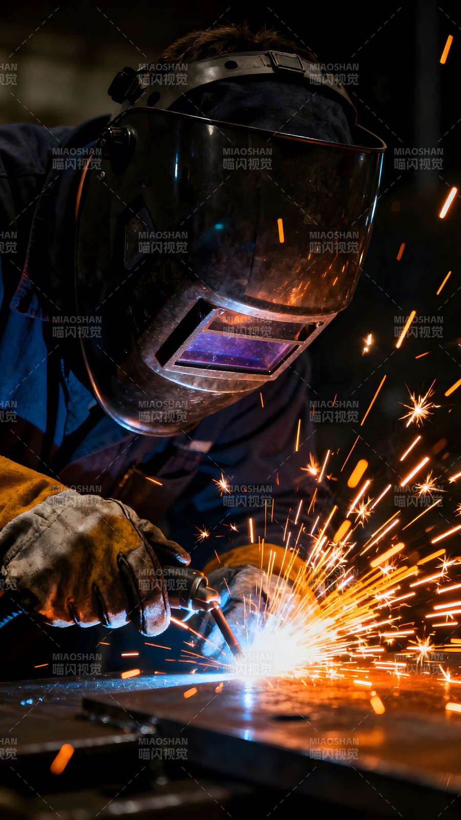 焊接工人进行金属焊接作业图片