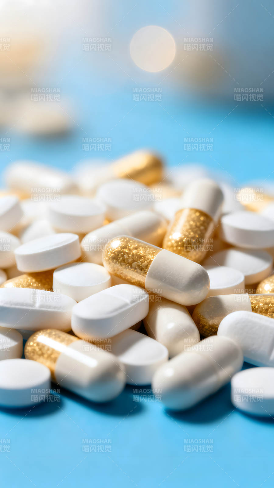 药品堆叠特写镜头背景蓝色图片