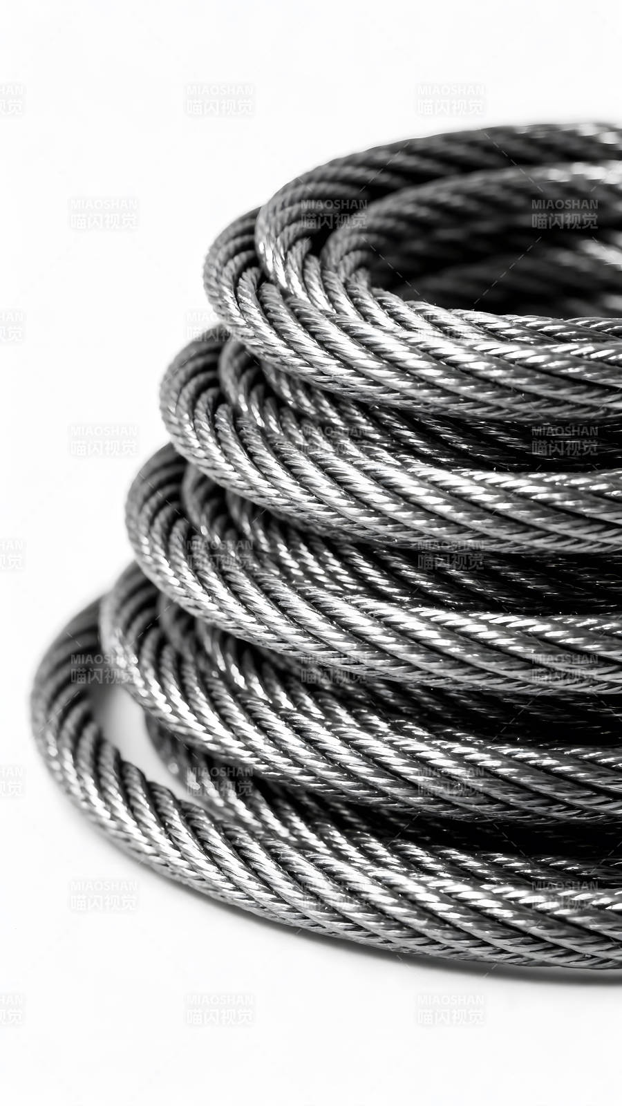 金属钢缆盘绕堆叠特写图片