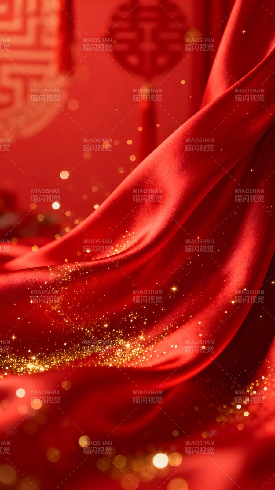 红色丝绸背景下的闪耀光点图片