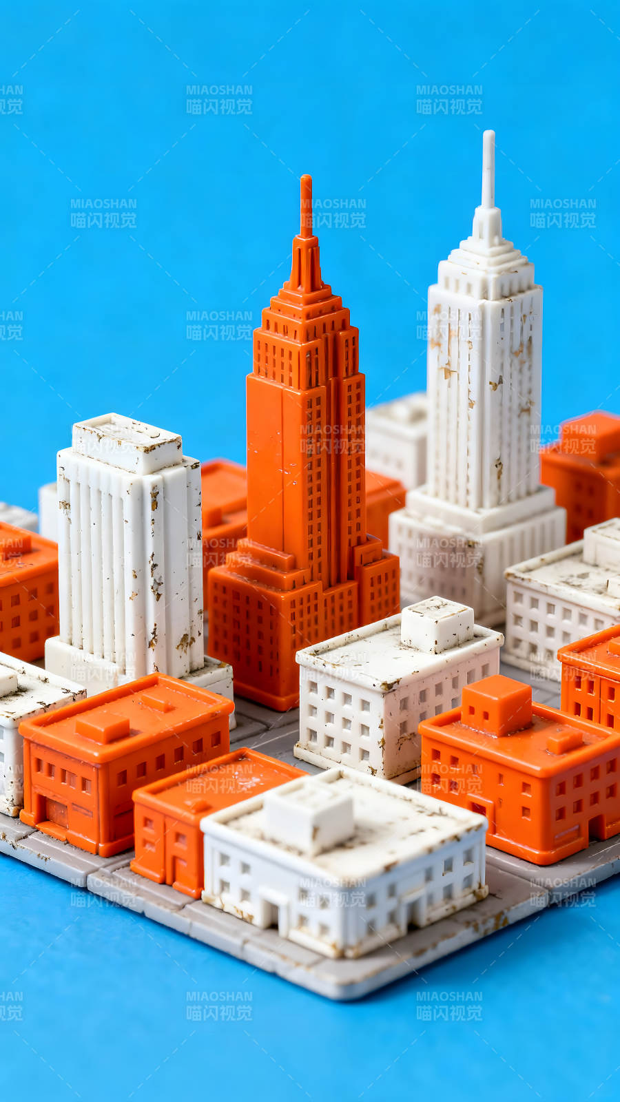 微型城市模型蓝背景特写图片