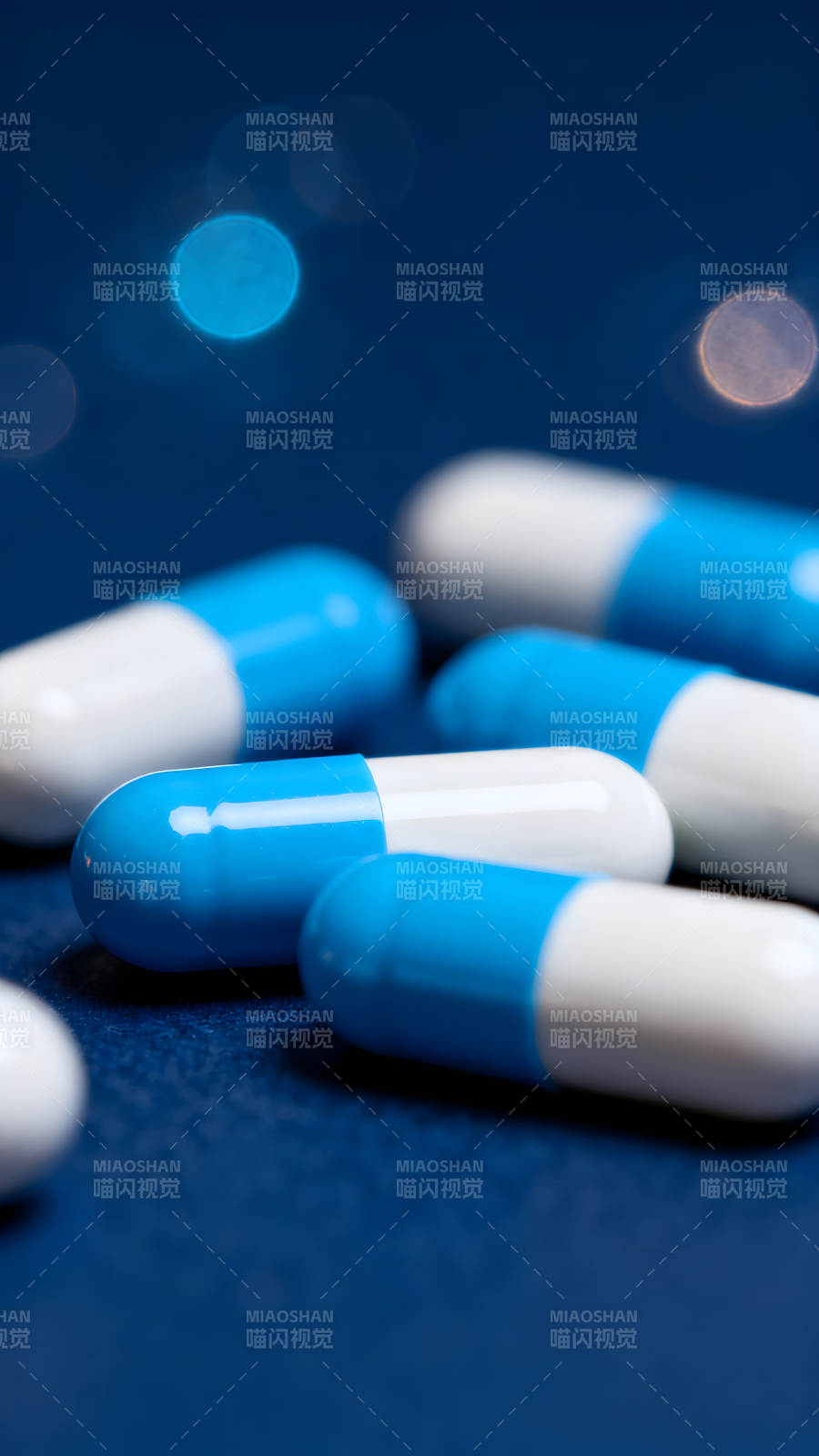 蓝色胶囊特写药物医疗图片图片