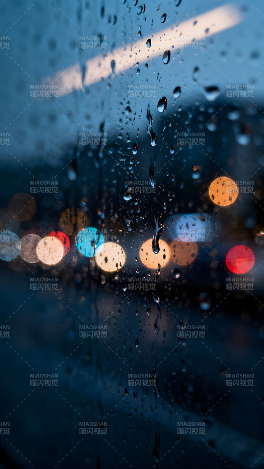 雨中车窗外的光影景象图片