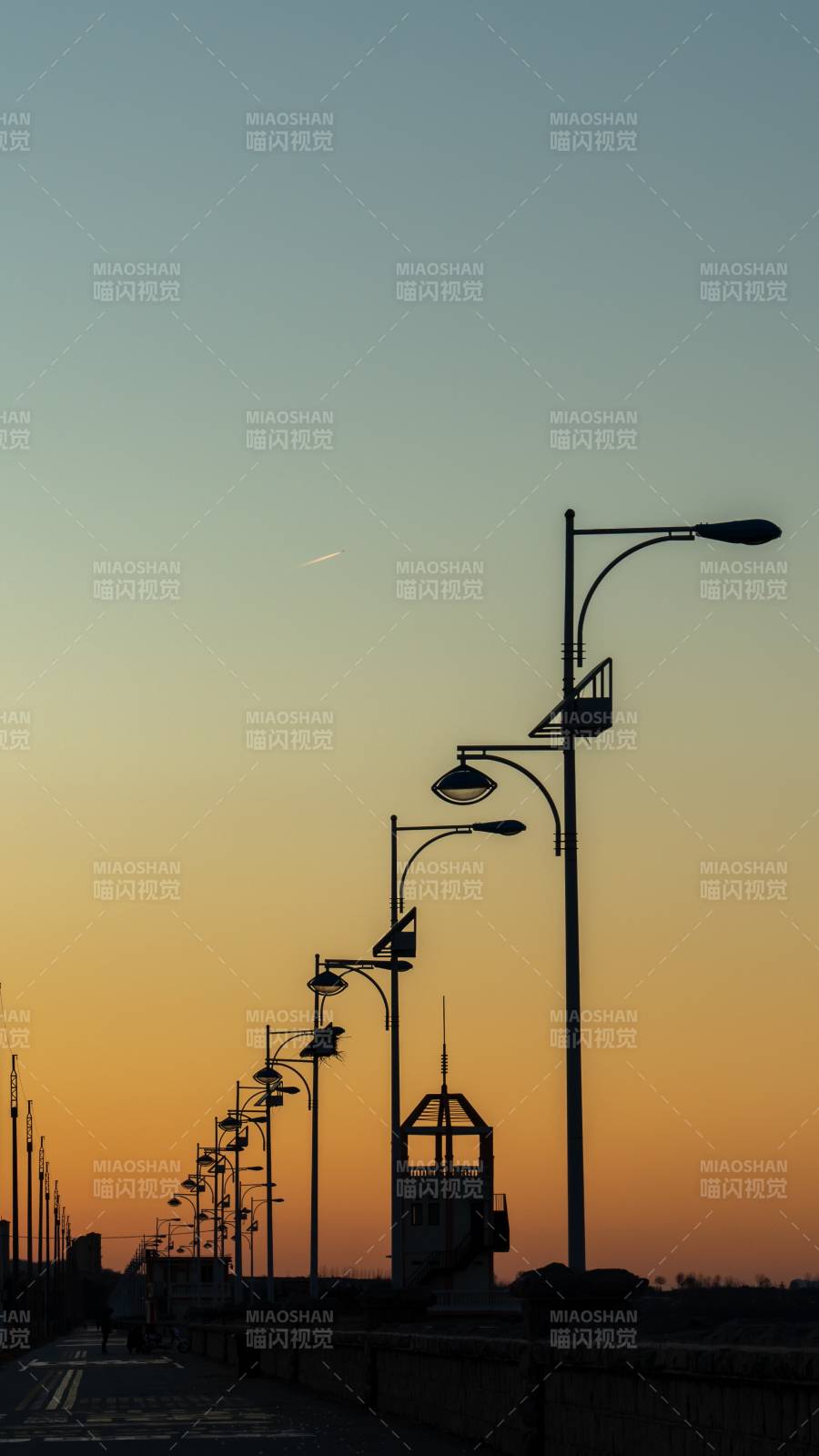 黄昏街灯剪影图片