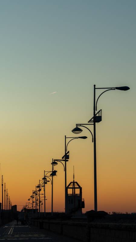 黄昏街灯剪影图片