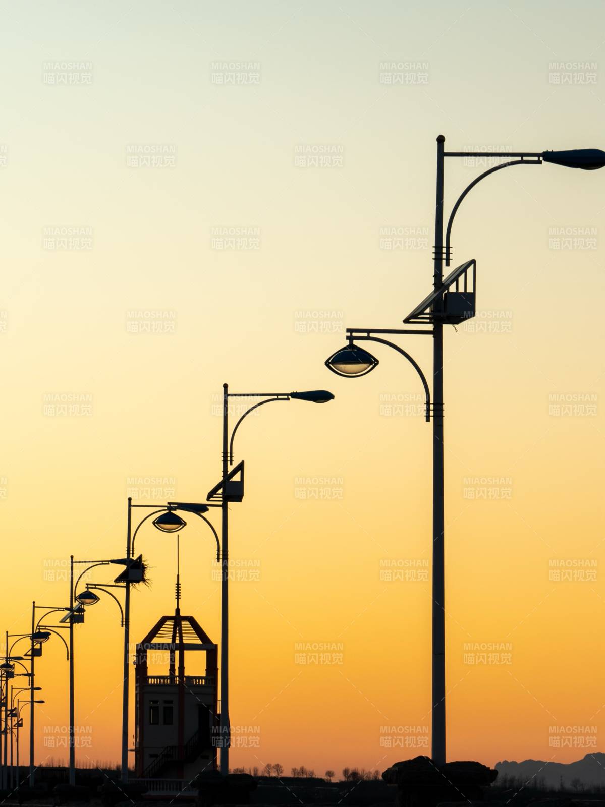 黄昏街灯剪影图片