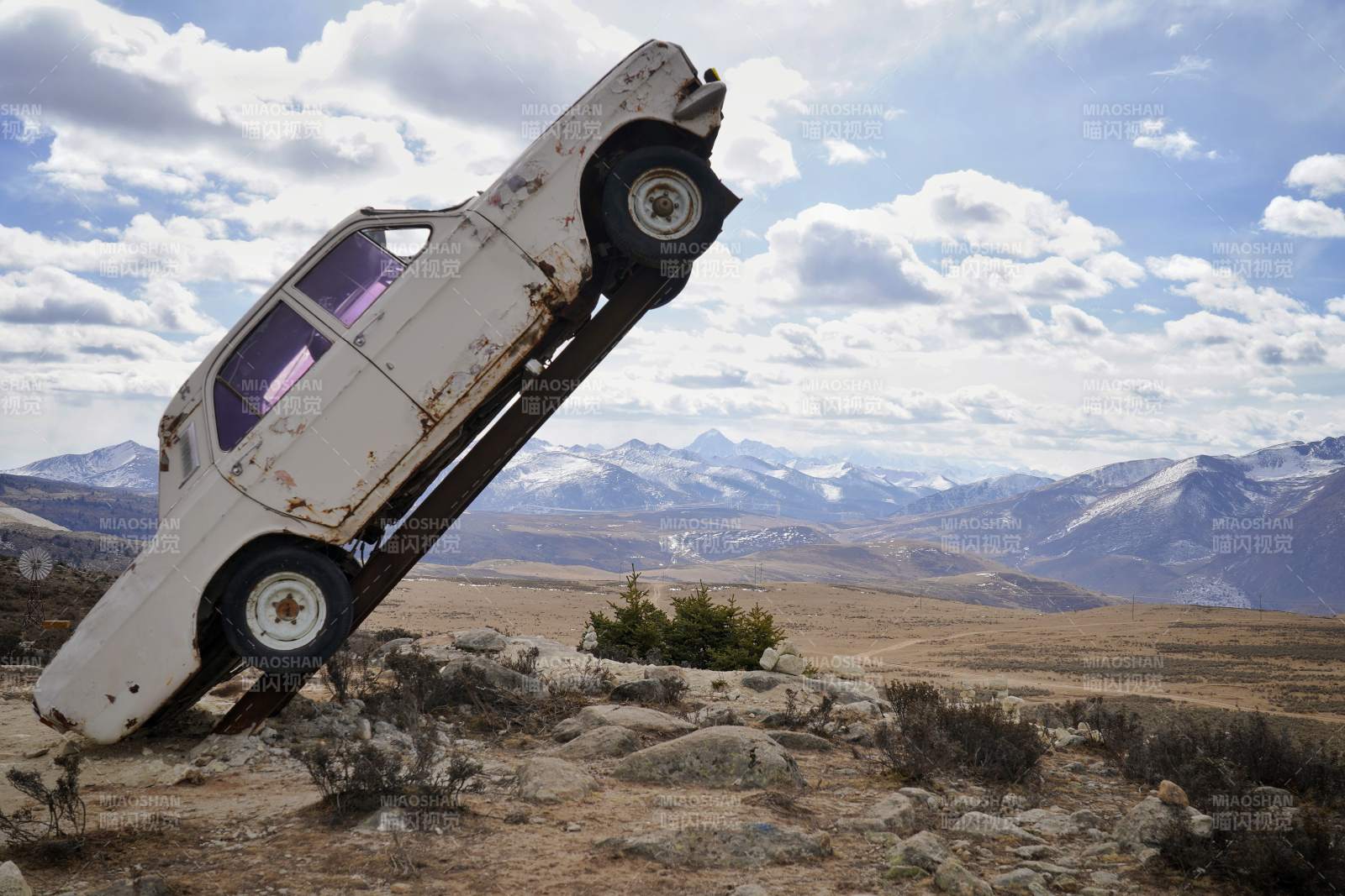 斯丁措的倾斜旧车图片