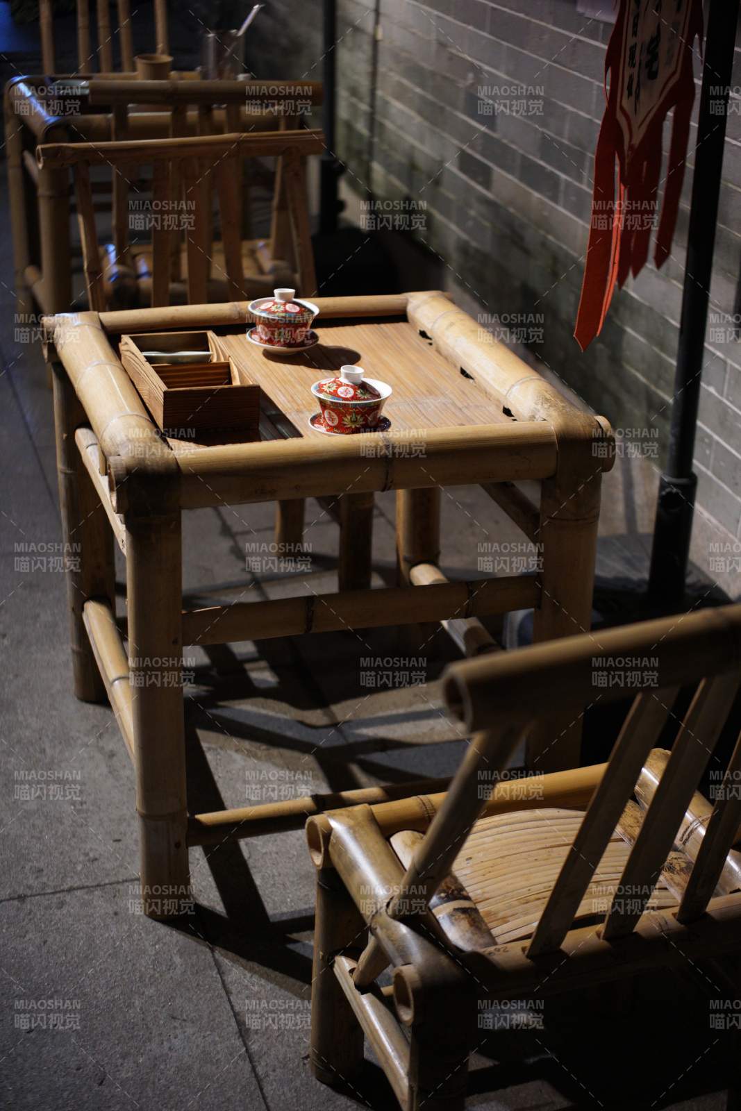 竹桌椅静谧夜景图片