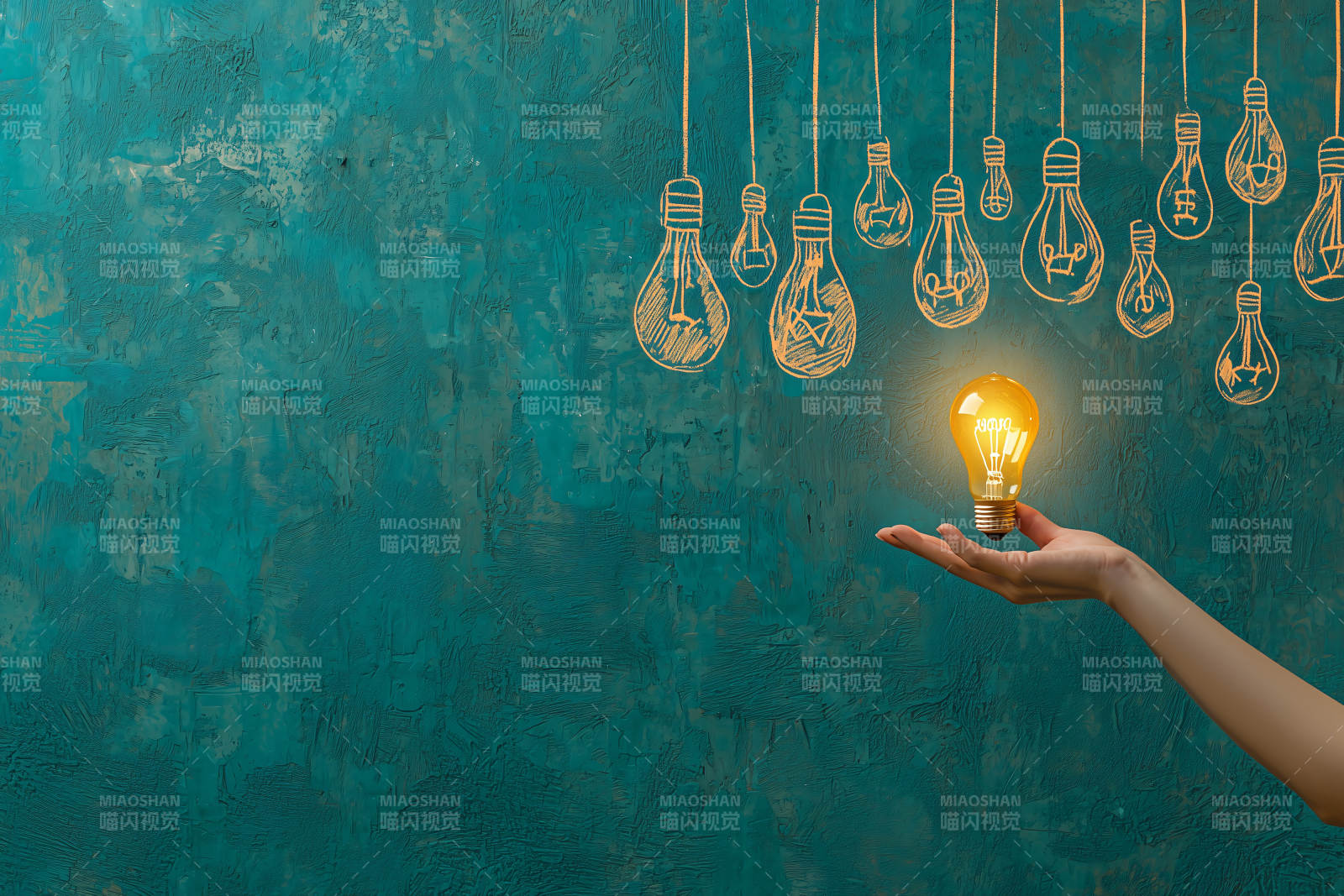 手中光明点亮希望图片