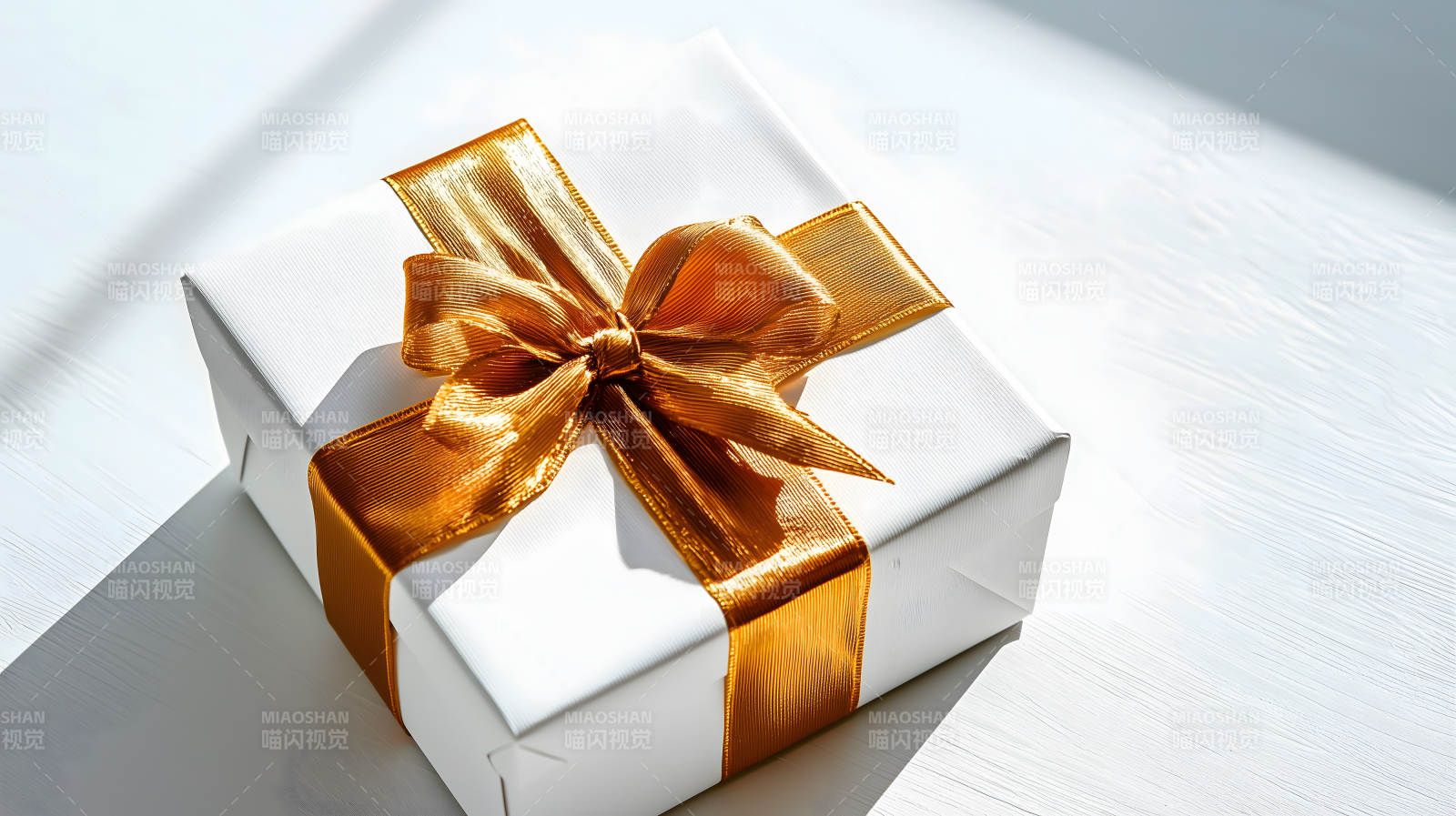 金色绸带的纯白礼物图片