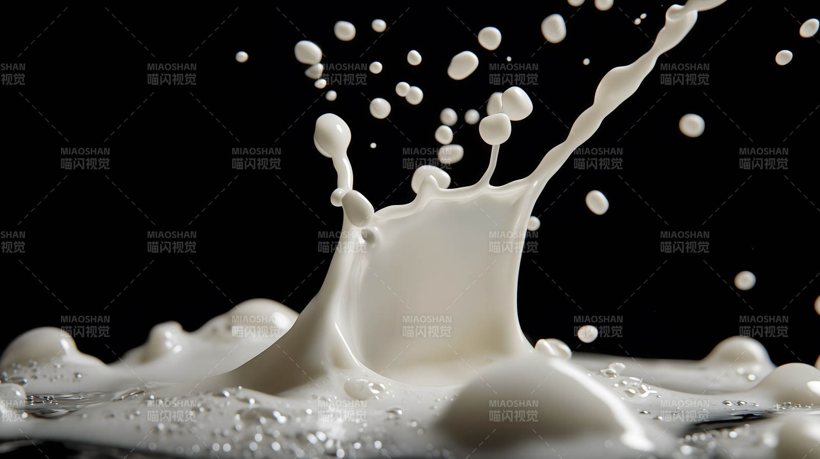 牛奶飞溅的瞬间艺术图片