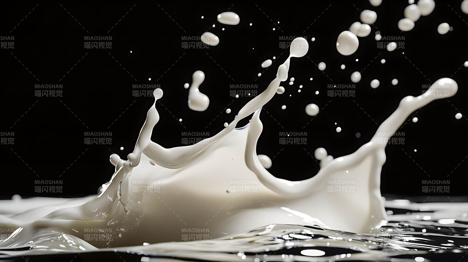 牛奶飞溅的瞬间艺术图片