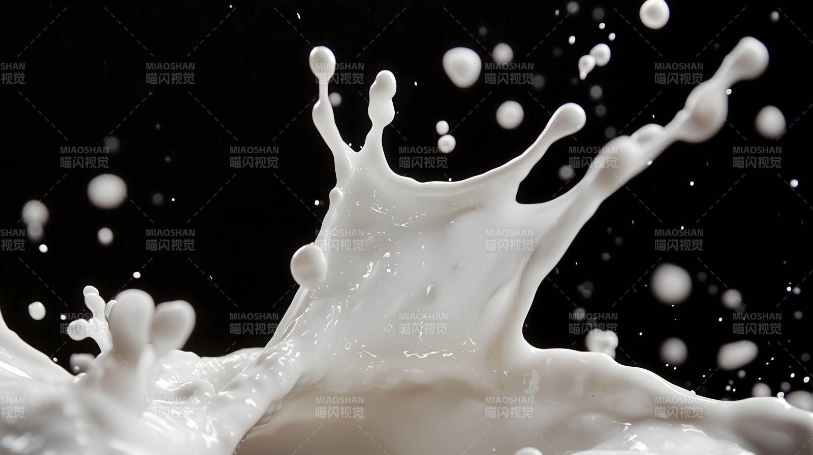 牛奶飞溅的瞬间艺术图片