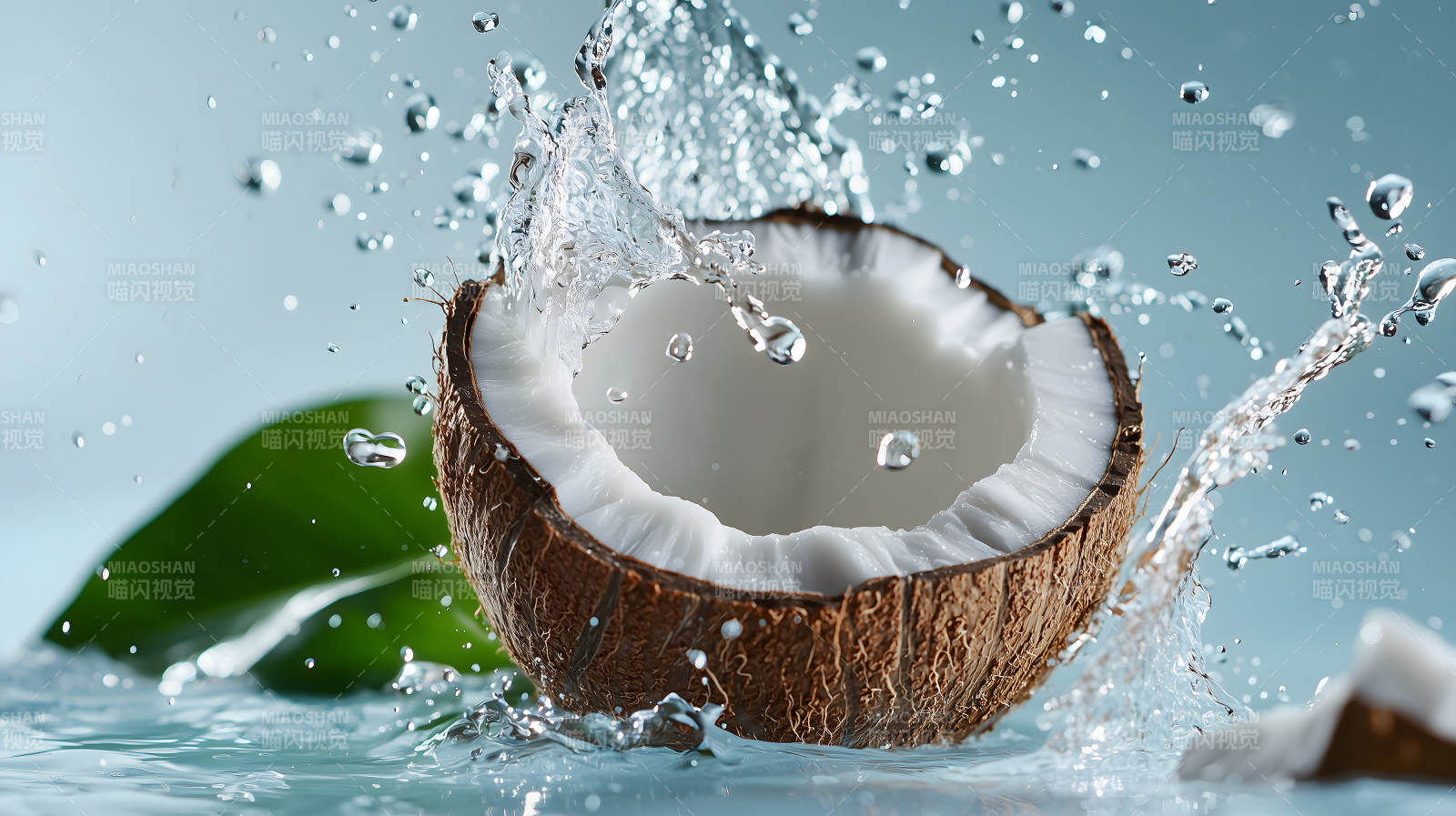 水花四溅的椰香诱惑图片