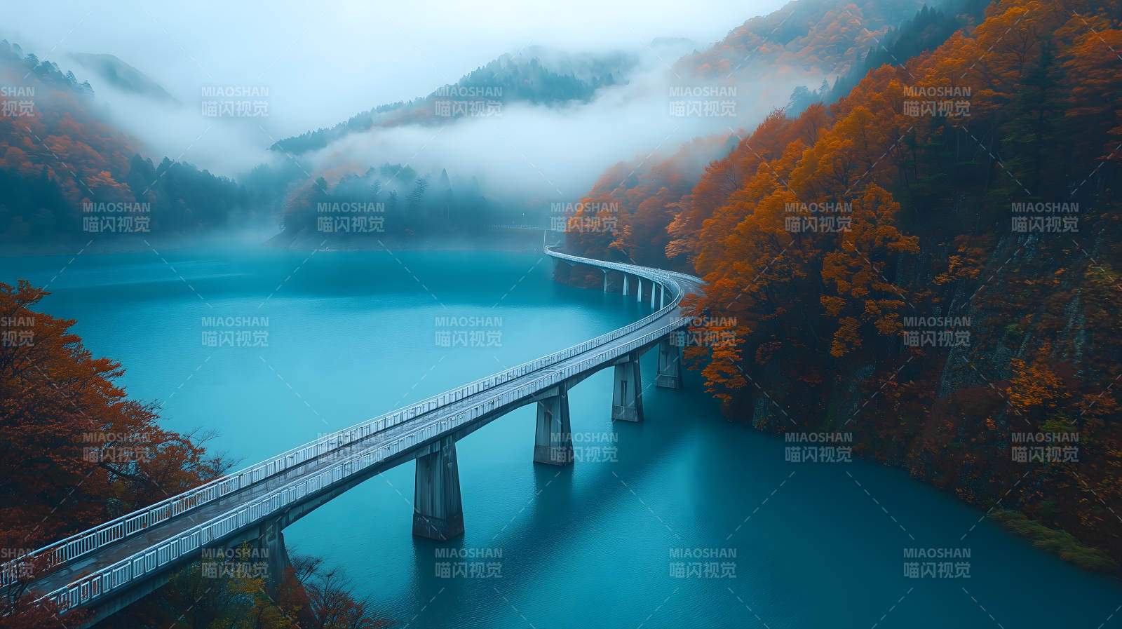 秋日湖光山色与桥图片