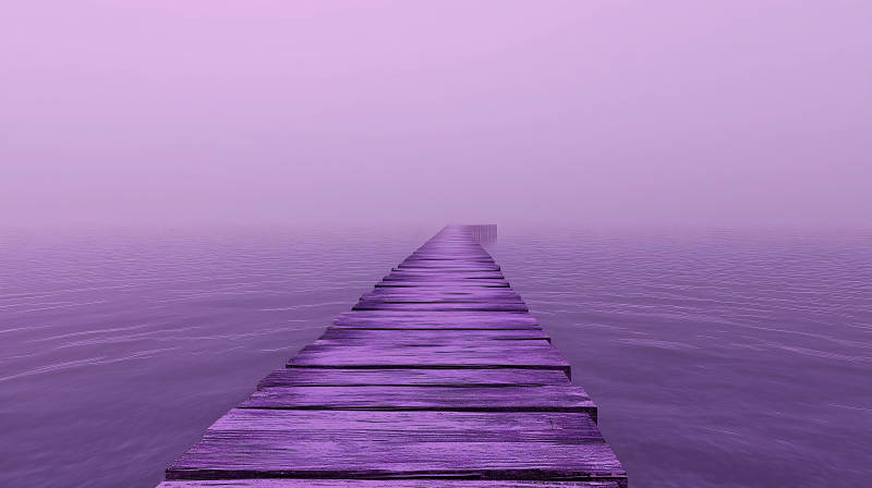 紫色迷雾中的栈桥图片