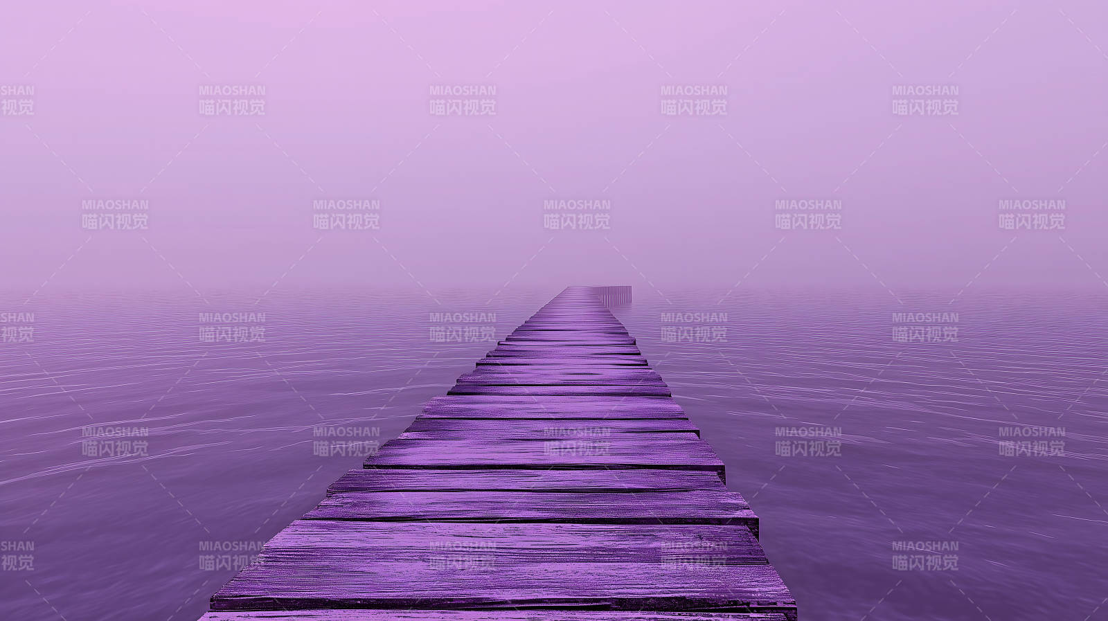 紫色迷雾中的栈桥图片