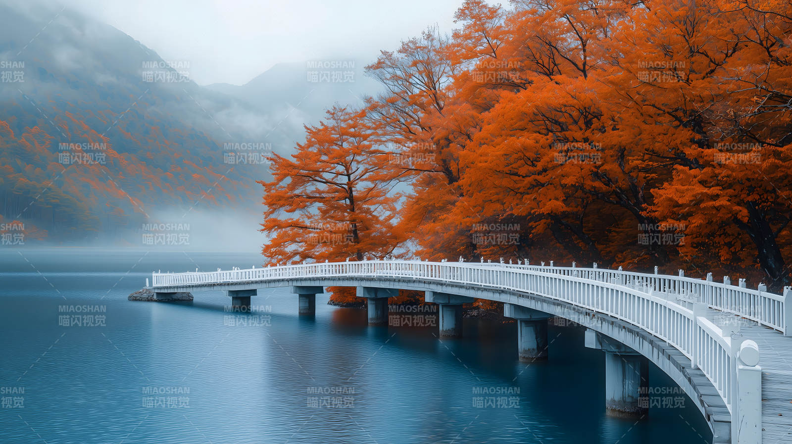 秋日湖光山色与桥图片