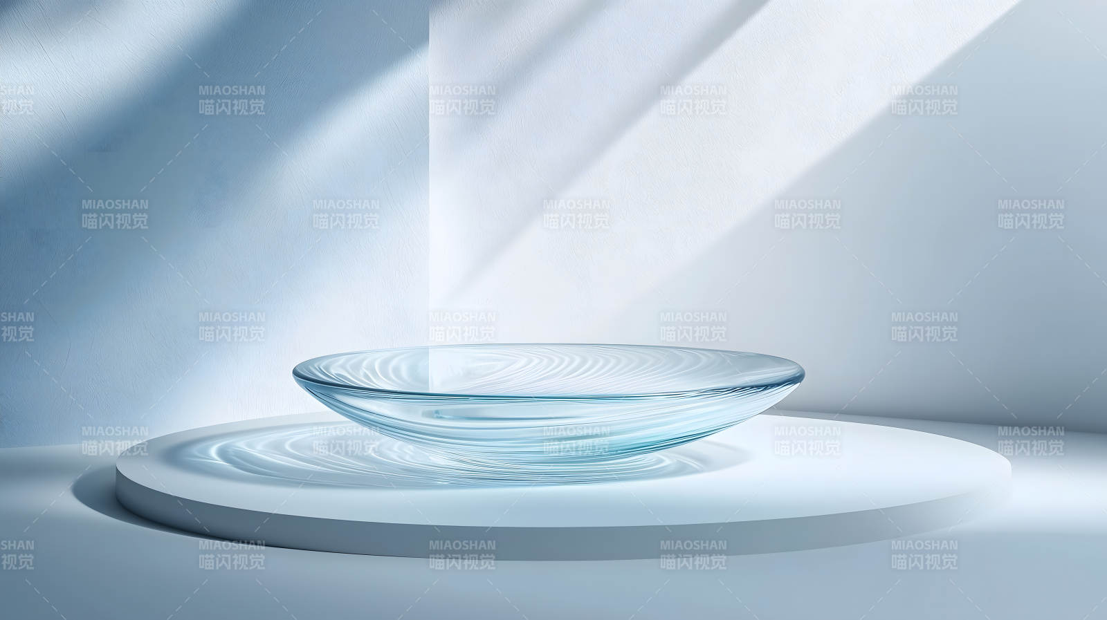 极简主义玻璃器皿展示图片