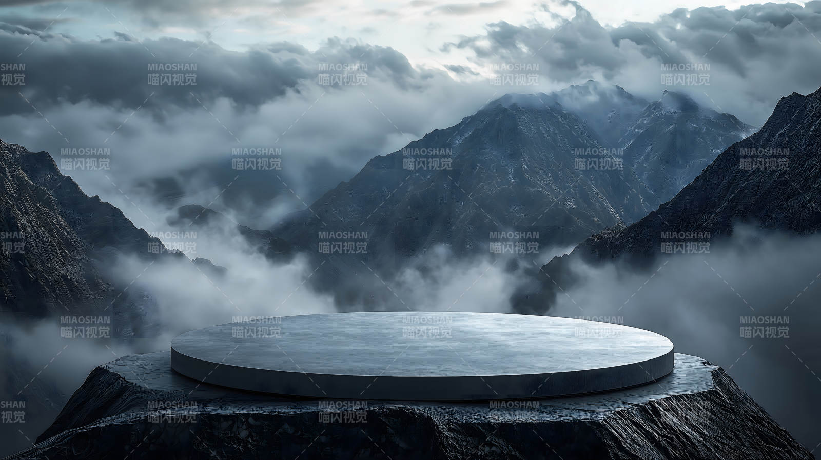 云雾缭绕山巅上的圆形灰色展示台图片