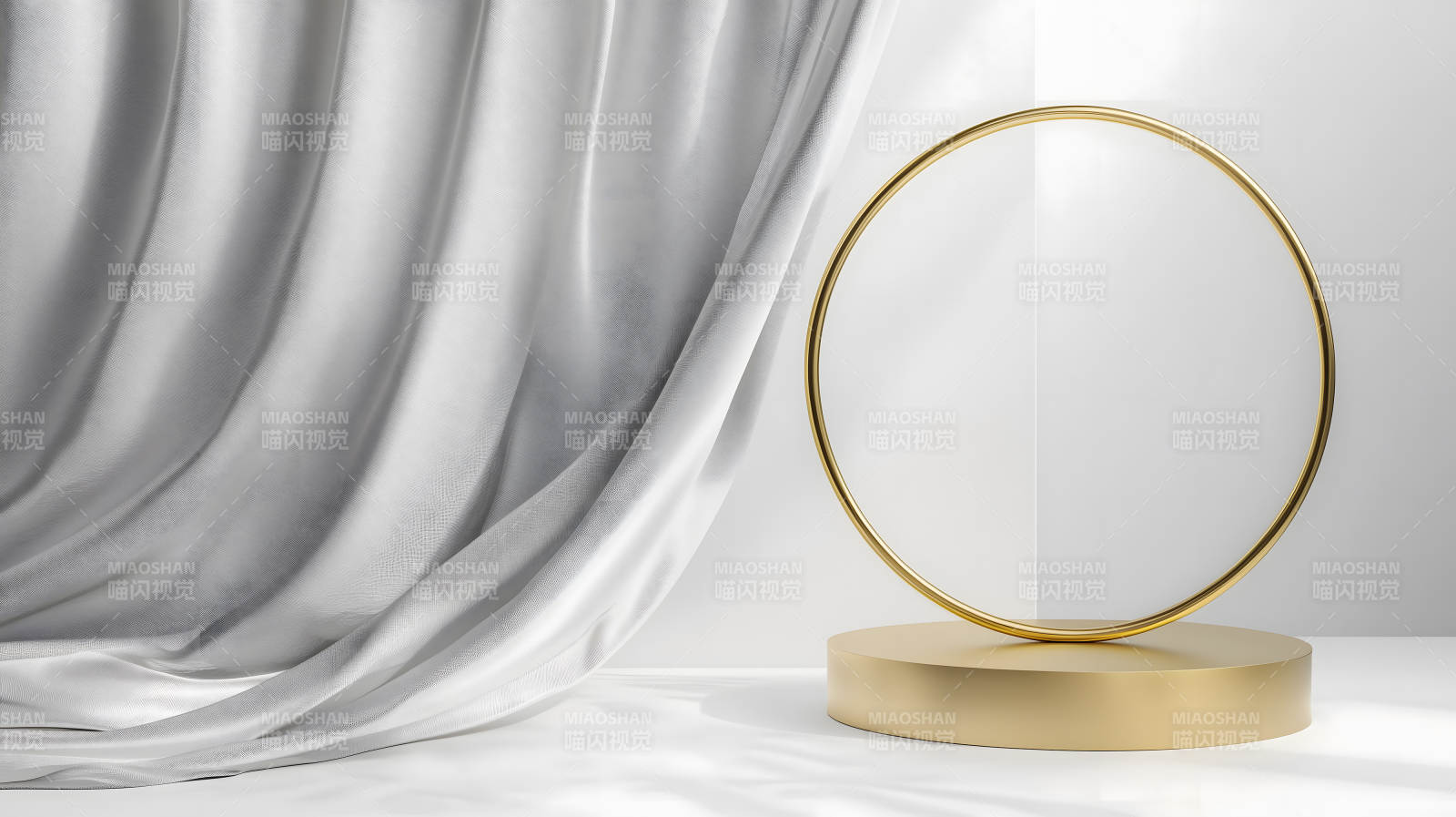 白色背景旁带金色圆环的展示台图片