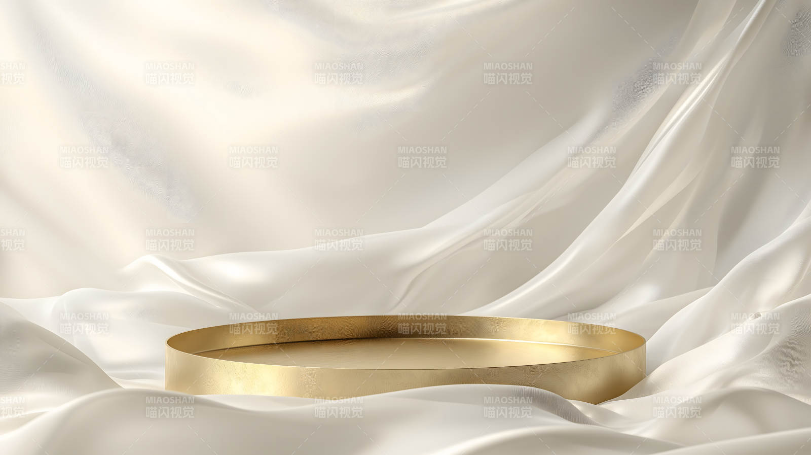 白色背景旁带金色圆环的展示台图片