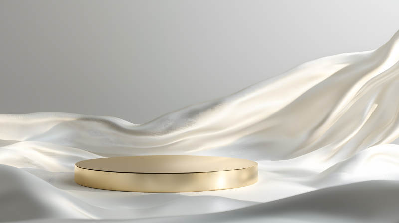 白色背景旁带金色圆环的展示台图片