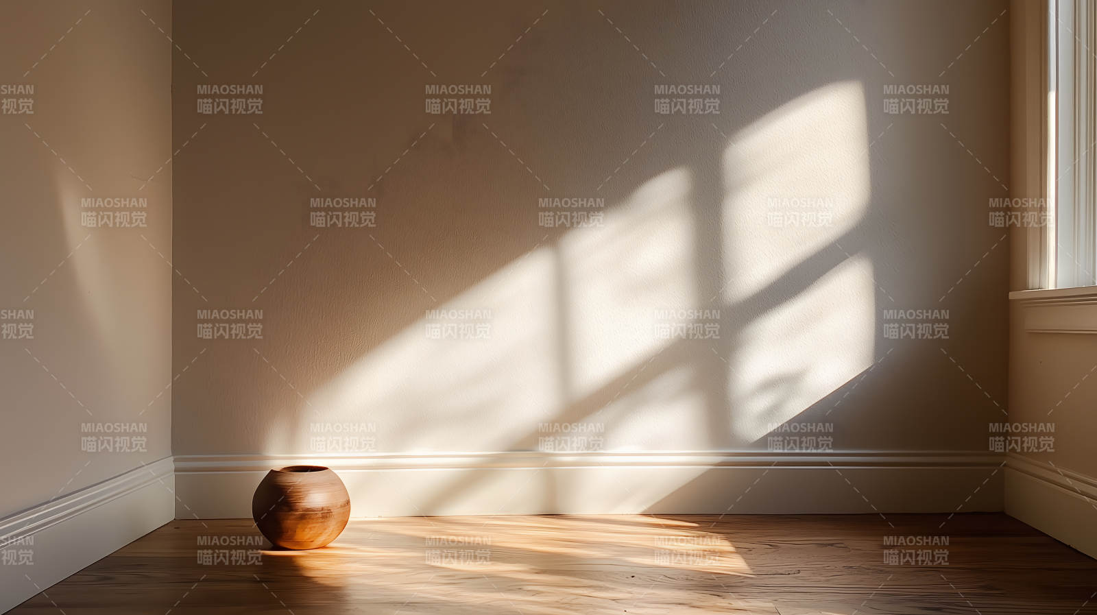 空旷室内阳光洒落图片