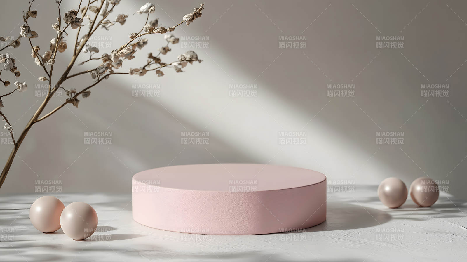 浅色调场景中的粉色圆形展示台图片