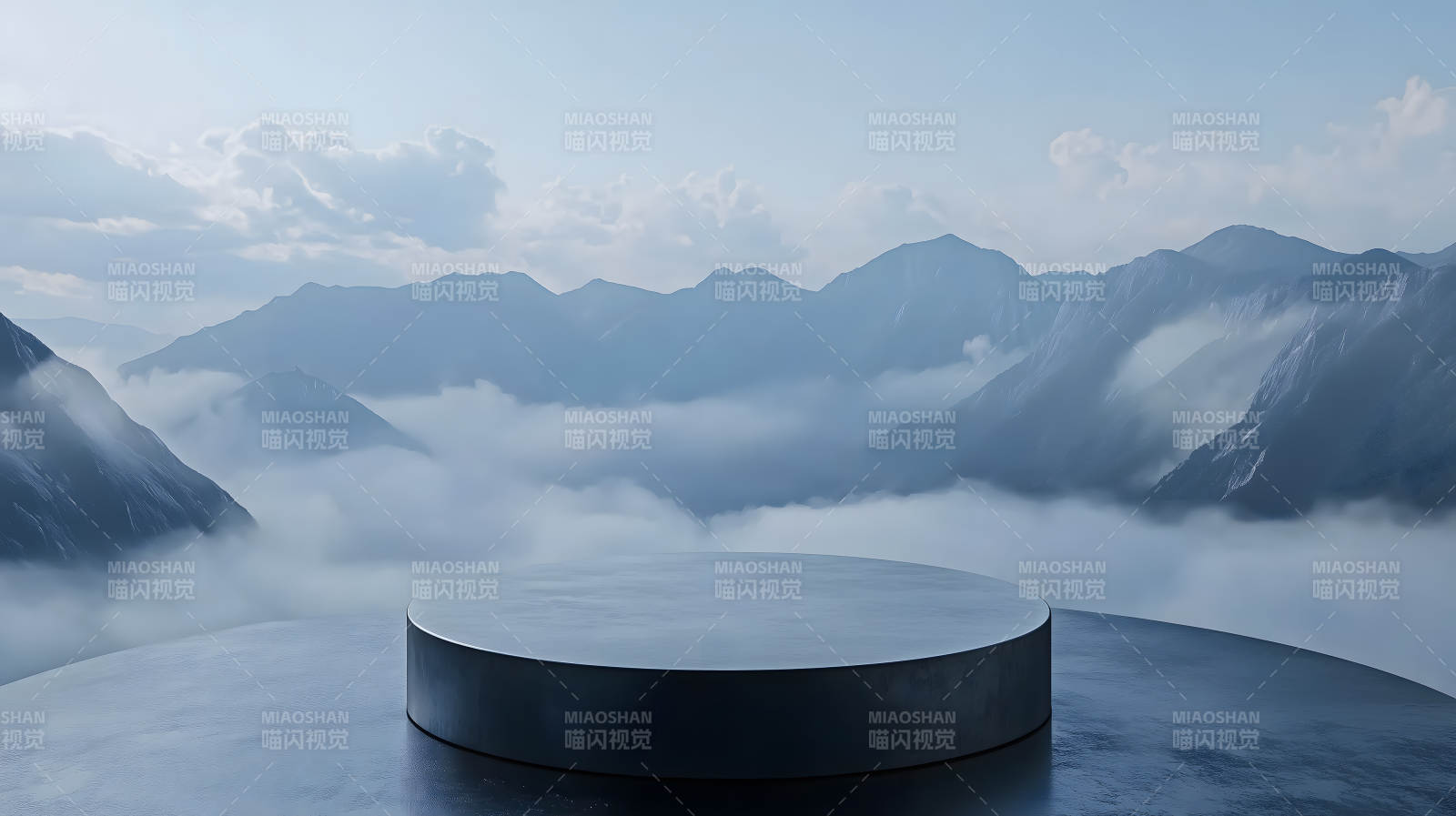 云雾缭绕山巅上的圆形灰色展示台图片