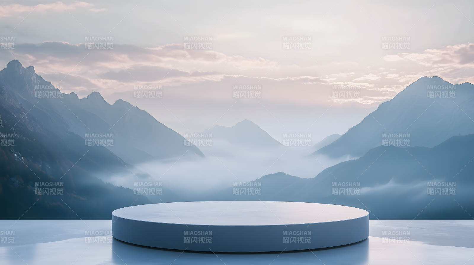 云雾缭绕山巅上的圆形灰色展示台图片
