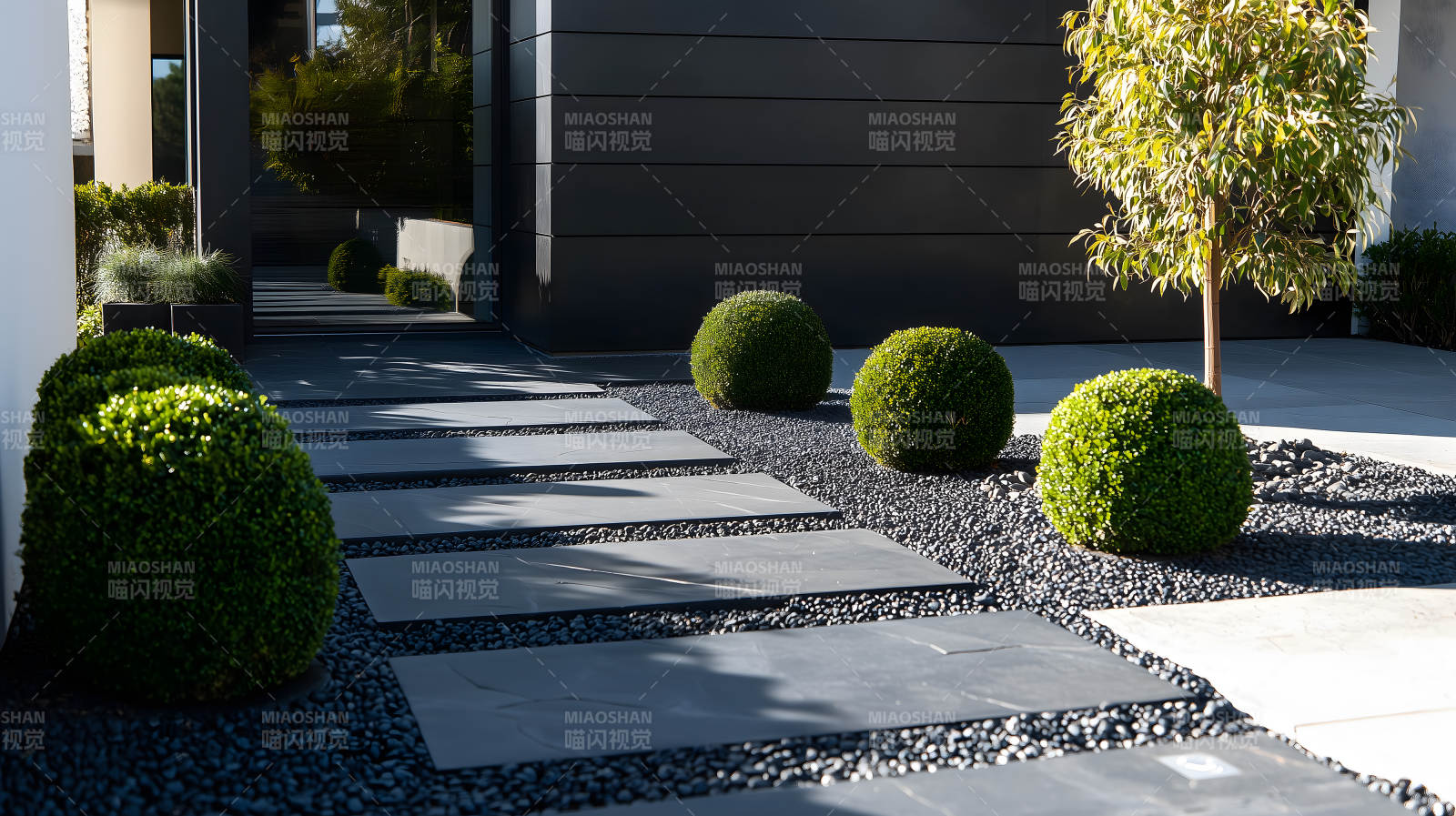 现代黑建筑搭配绿篱草坪的户外景致图片