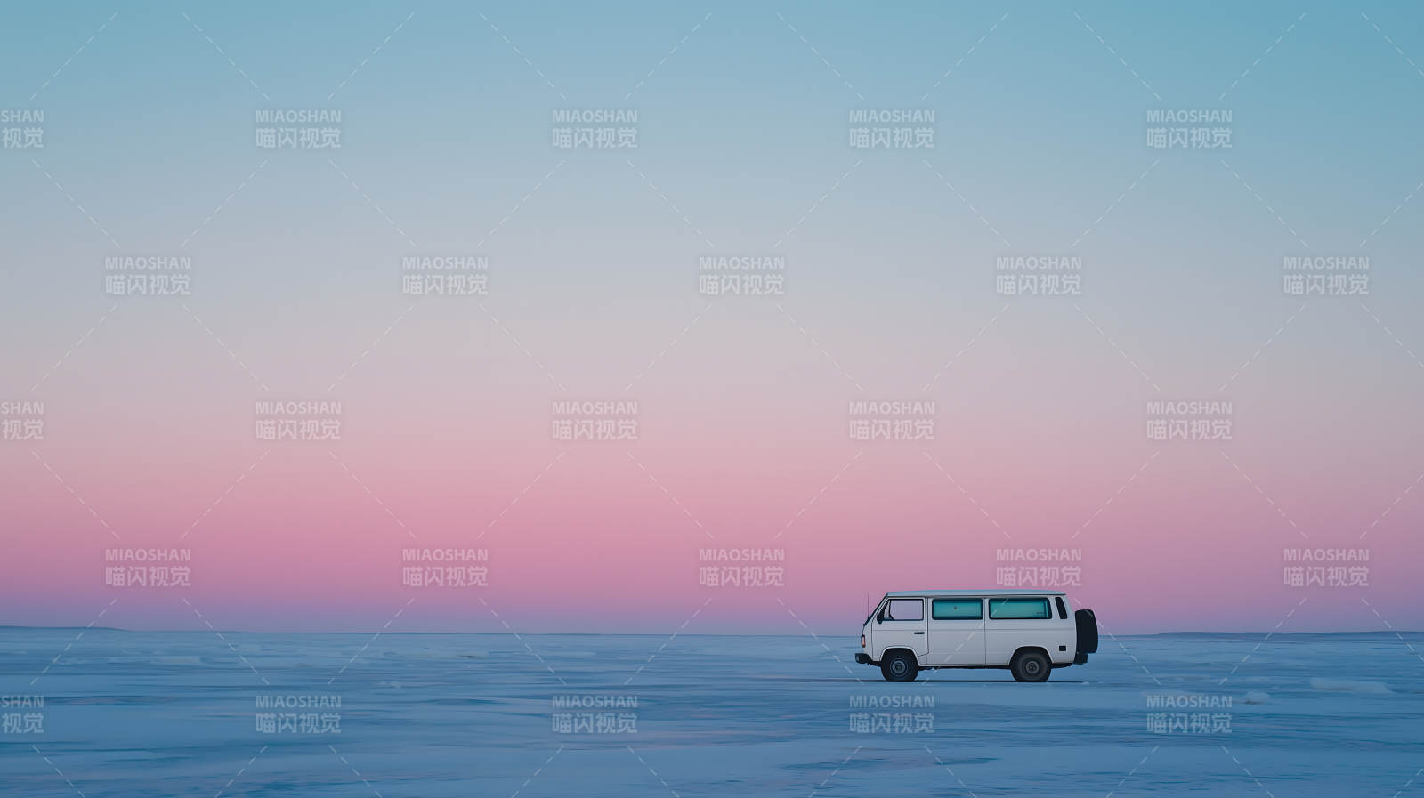 雪地粉霞面包车图片