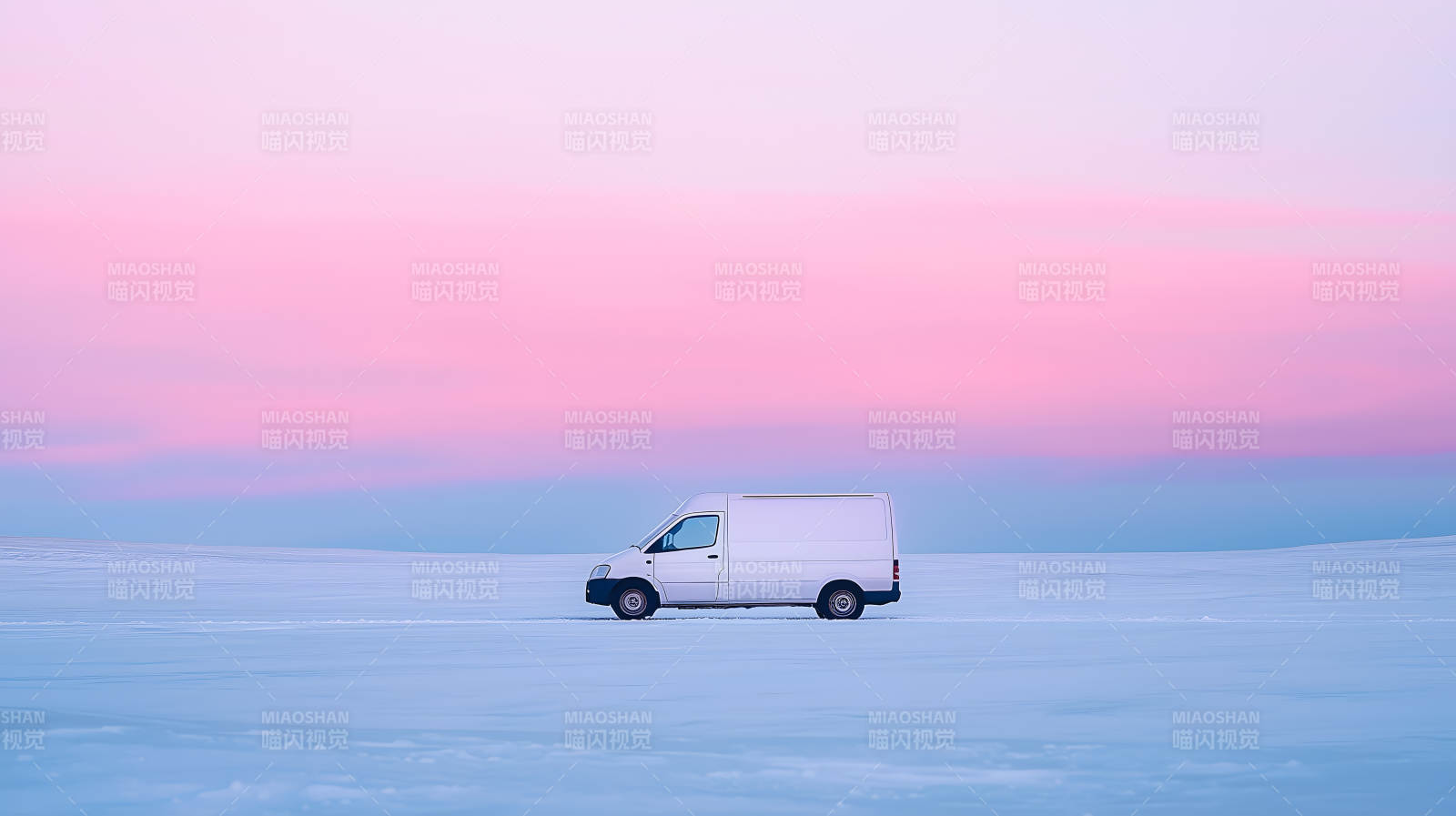 雪地粉霞面包车图片