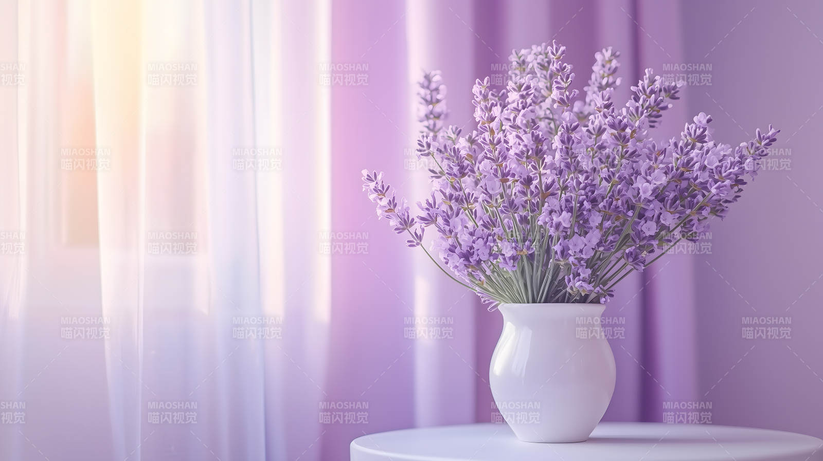 窗边薰衣草瓶图片