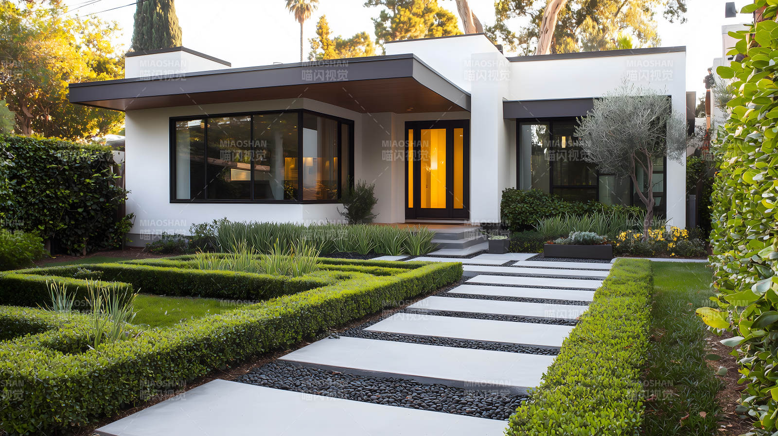 现代黑建筑搭配绿篱草坪的户外景致图片