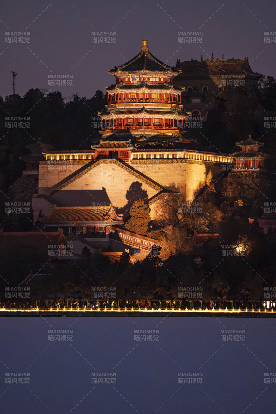 夜色中的佛香阁图片