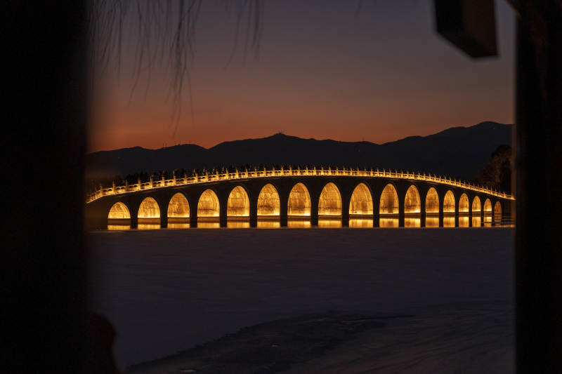 颐和园拱桥夜景 灯火辉煌图片