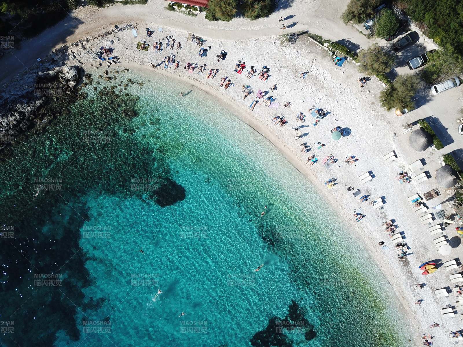 克罗地亚 碧海白沙游人如织图片