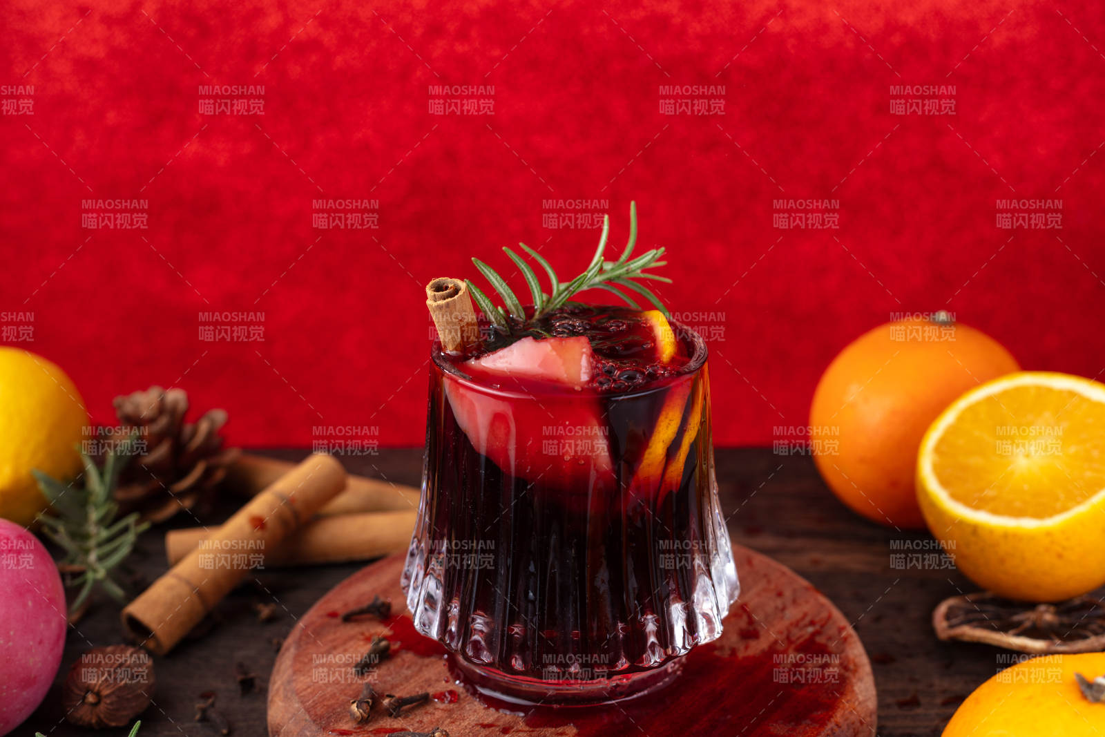 热红酒配橙片肉桂图片