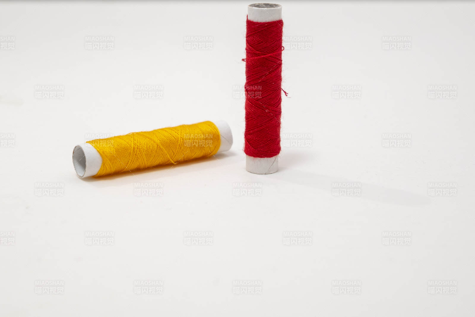 红黄线轴静置图片