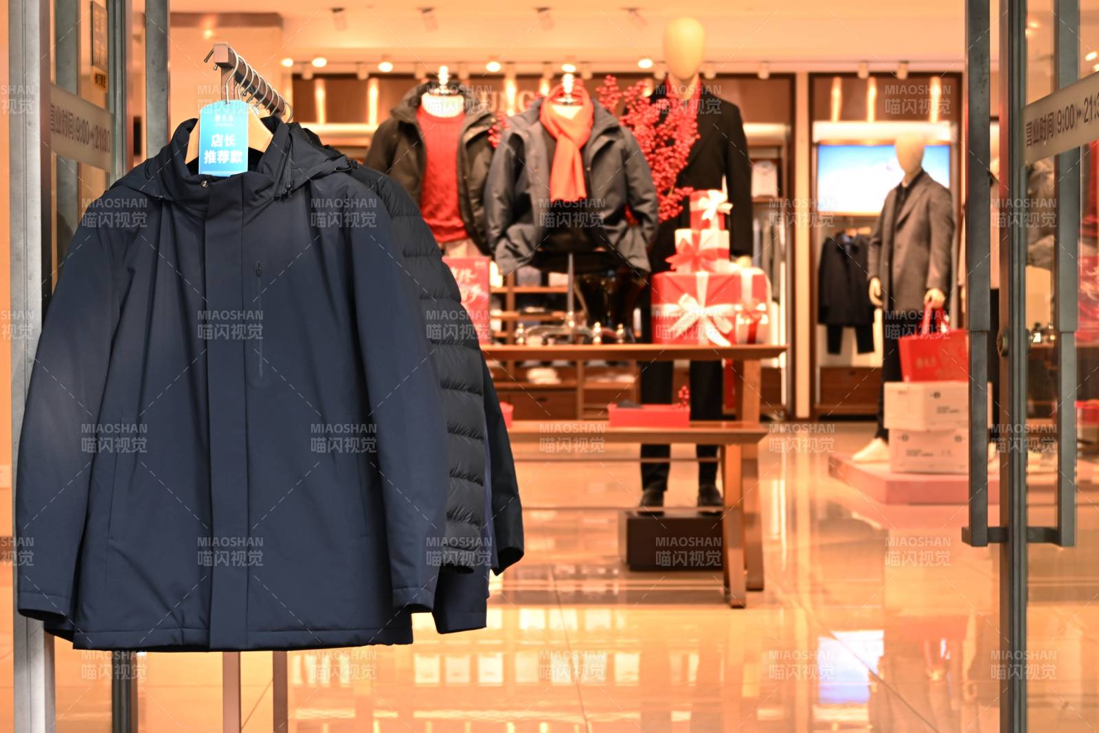 深蓝羽绒服展示图片