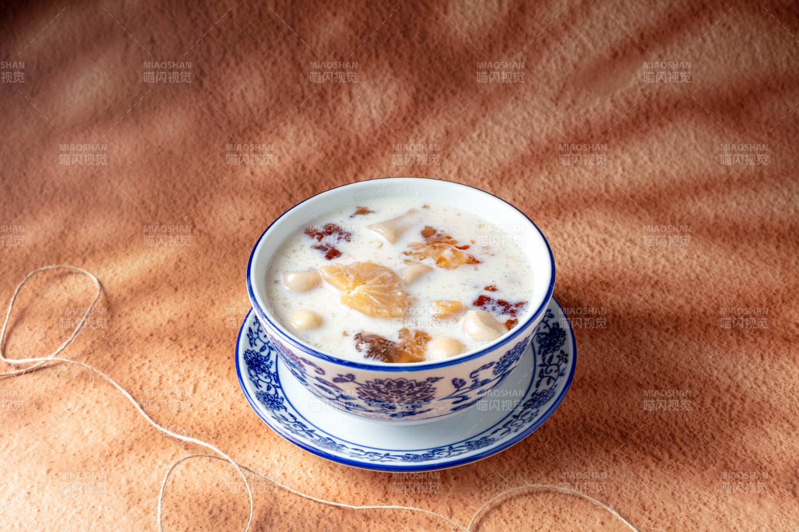 木薯桃胶莲子芋圆炖奶图片