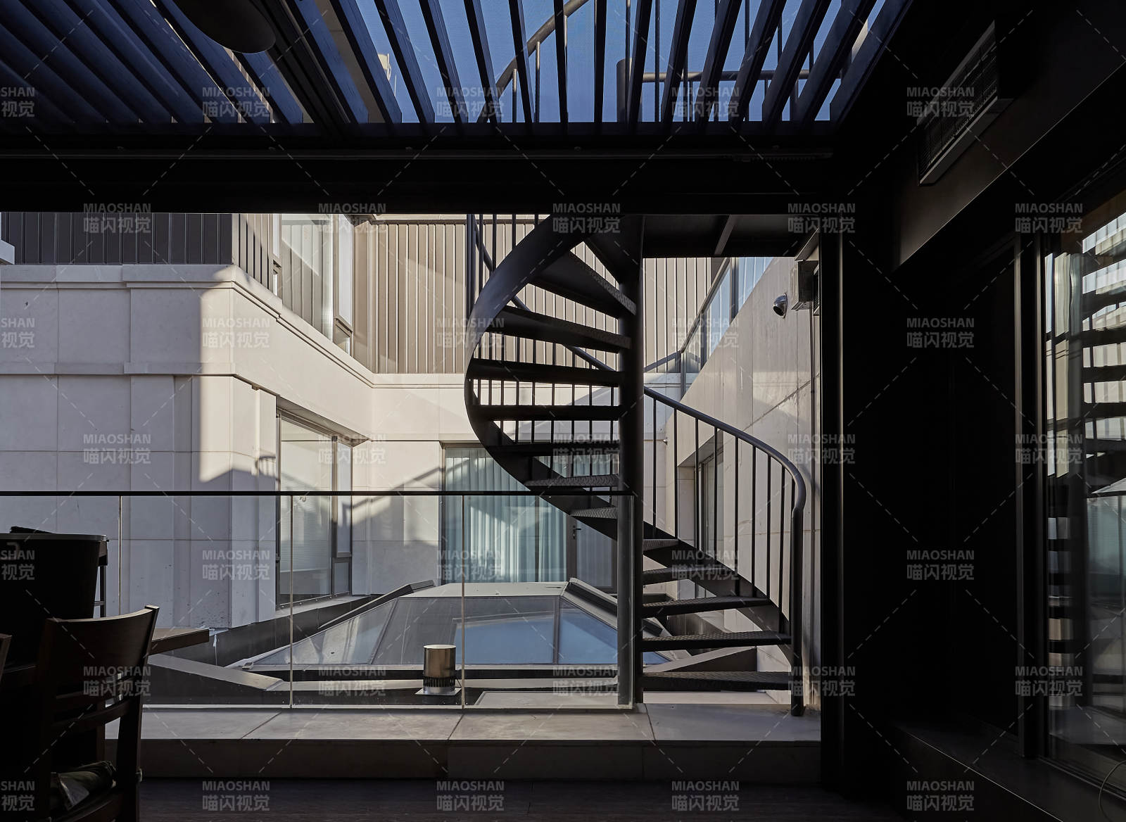 螺旋楼梯光影交错图片