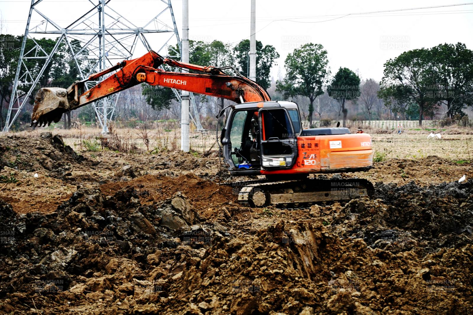 挖掘机作业现场图片