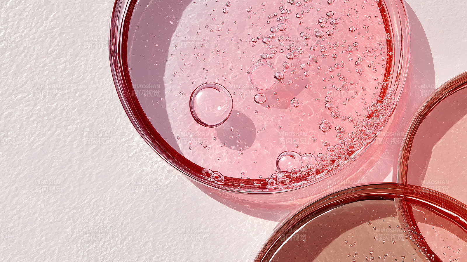 粉色液体中的气泡和器皿图片