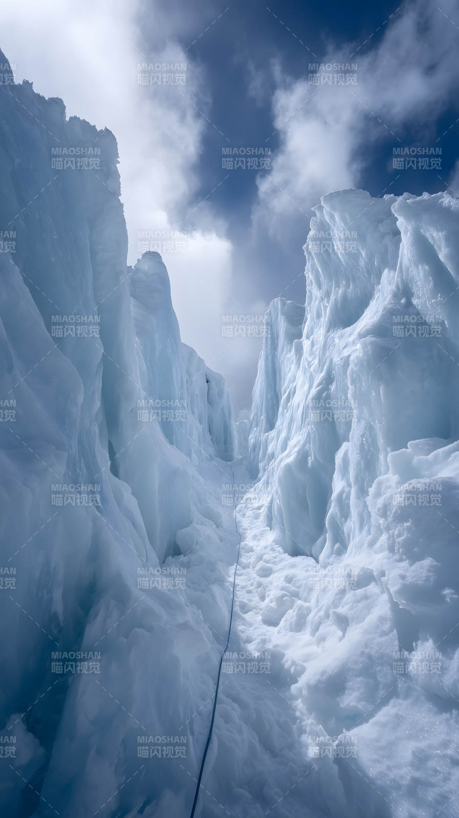 冰雪世界中的攀登之路图片