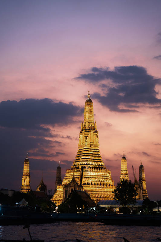 黄昏中的大佛塔图片