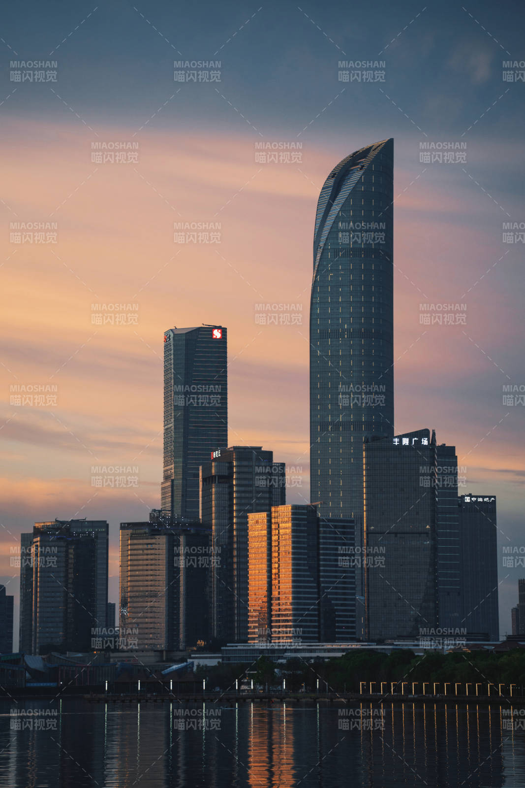 城市天际线黄昏图片